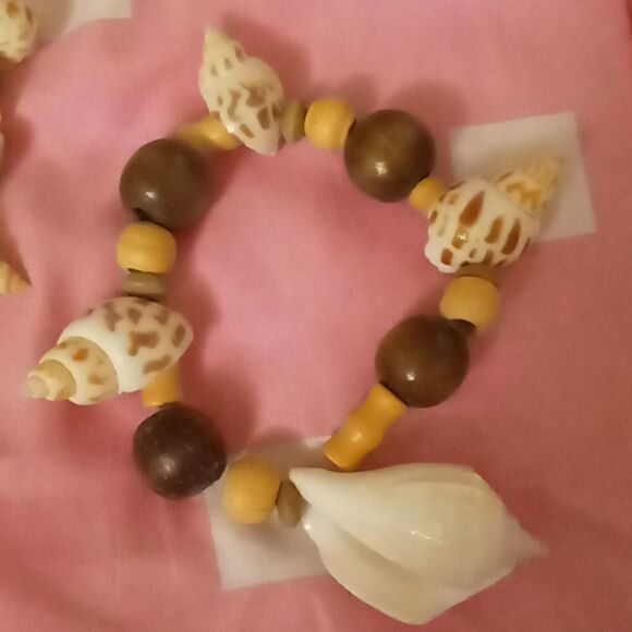 2 Surprise Beach shell 🐚 bracelet - Picture 6 of 8